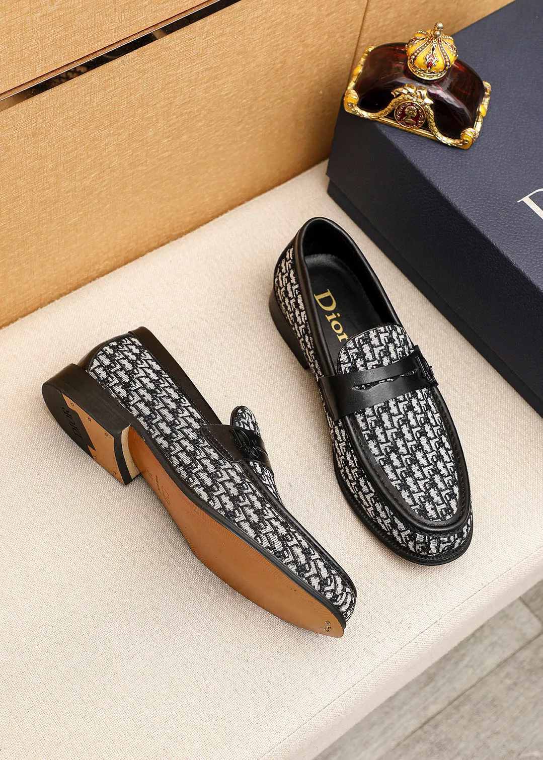Men's shoes 💰480 💐 Product trademark: Dior "Dior" casual leather shoes Regular size: 39-44 (38.45.46🉑️Customized) Product materials: Selected Italian imported first-layer calfskin upper, imported water-dyed 🐂 cowhide lining. Strong three-dimensional visual effect, original outsole color: 2 colors available